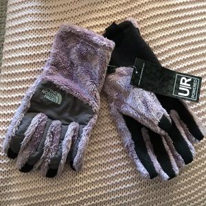 BNWT The North Face purple UR powered gloves